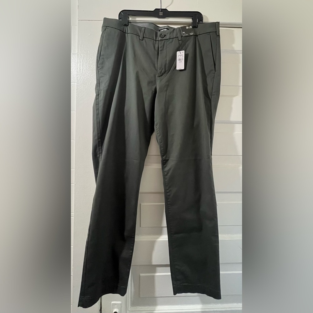 NWT Express Men’s Slim Hyper Stretch Chino
Gunmetal 
Sz 38x32 28x32